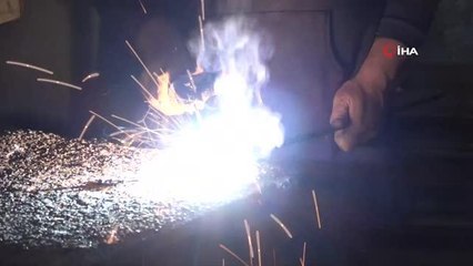 Vanlı iki kardeş, ömürlerini kızgın demire çekiç sallayarak geçiriyor