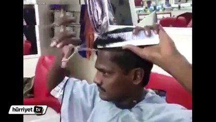 Kendi saçını traş eden berber