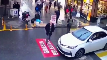 Giresun’da bir yaya, arabaya çarptı