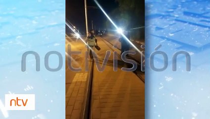 Al estilo de 'Toretto': Un conductor intentó saltar con su auto a las vías del Tren