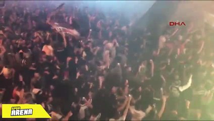 Besiktaşlı taraftarlar Çarşı'da şampiyonluğu kutluyor