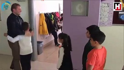 Öğrencileriyle farklı şekilde selamlaşan yerli öğretmen!