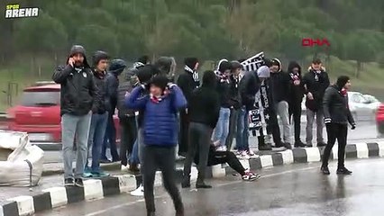 Beşiktaş taraftarı, takımlarını uğurlamak için tesislerde