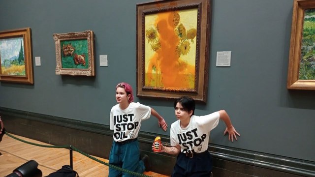 Dos ecologistas que arrojaron sopa de tomate sobre Los girasoles de Van Gogh
