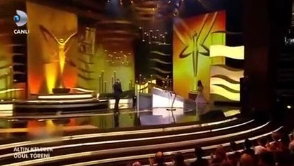 Halit Ergenç, ödül vermesi için sahneye eşi Bergüzar Korel'i davet etti