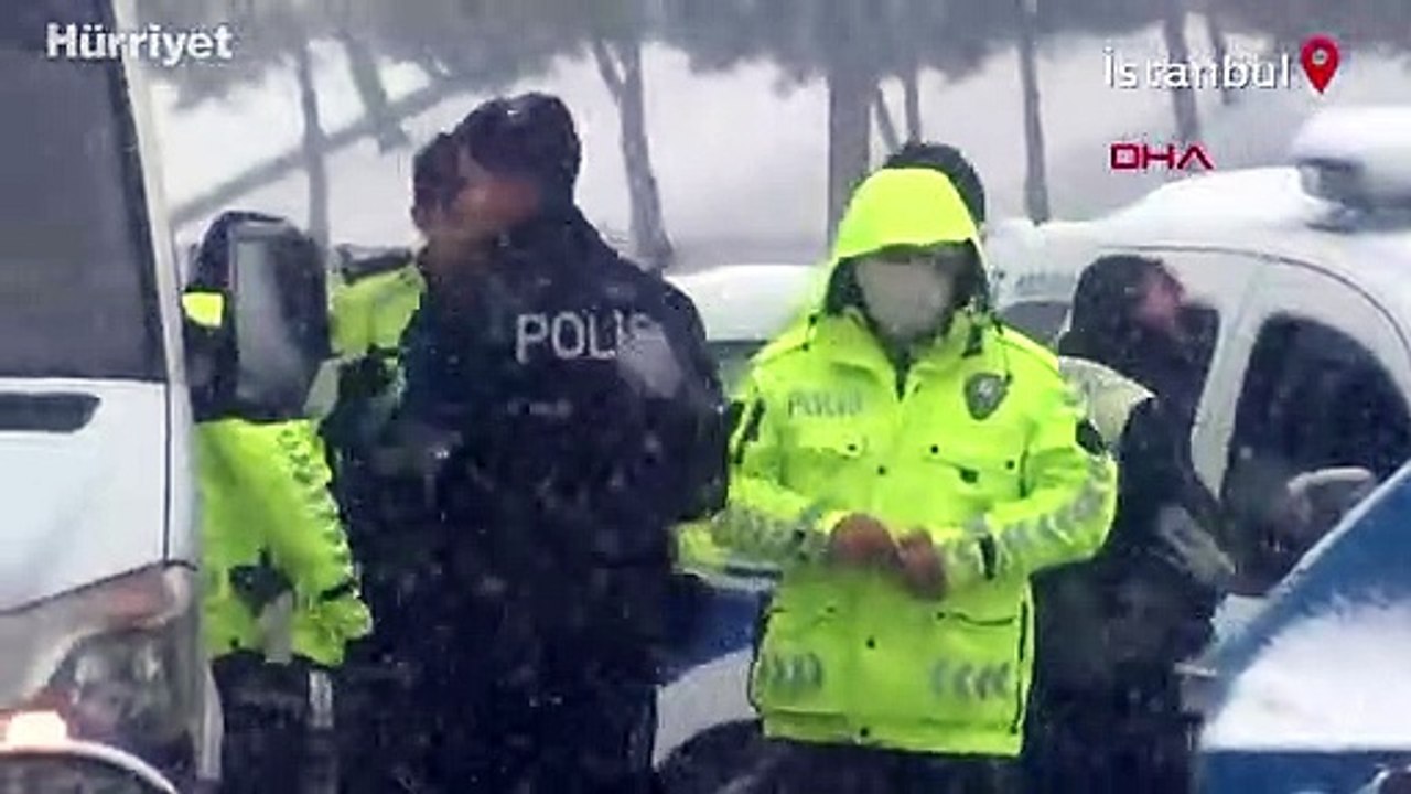 Beşiktaş'ta sivil polis aracı, trafik polisi  aracına arkadan çarptı