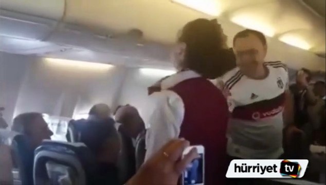 Hostes, Beşiktaş taraftarına uçakta üçlü çektirdi!