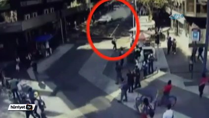 Binanın bir bölümü kamyonetin üzerine yıkıldı