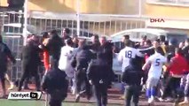 Tekme tokat birbirine giren futbolculara polis müdahale etti