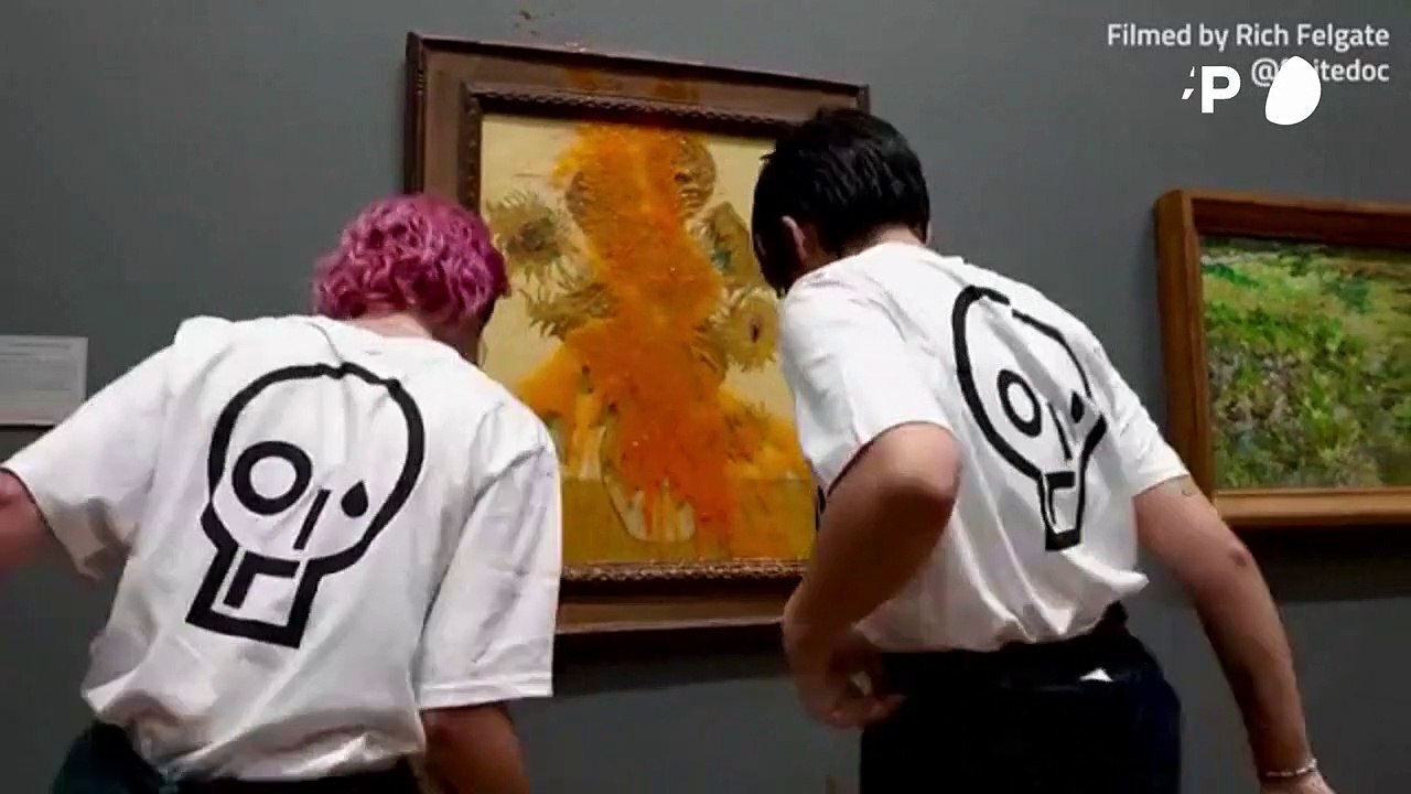 Van Goghs Sonnenblumen mit Tomatensuppe überschüttet