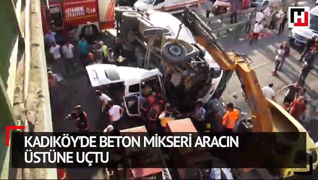 Kadıköy'de beton mikseri aracın üstüne uçtu