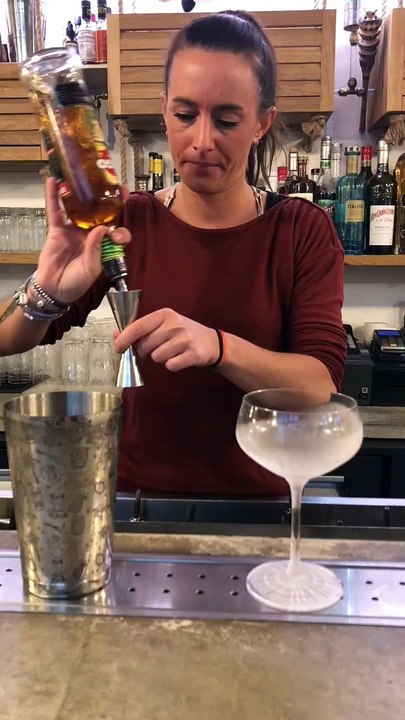 La meilleure barmaid du monde nous prépare un cocktail à l'occasion des 10 ans du Paris Cocktail Festival