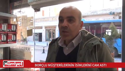 Borçlu müşterilerinin listesini cama astı