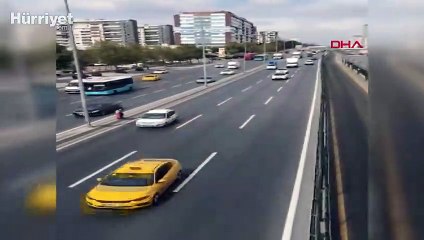 Metrobüse kaçak binmeye çalışan çocukların tehlikeli geçişi kamerada