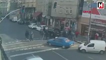 Tarlabaşı'nda kırmızı ışıkta geçen kişiye otomobilin çarpması kamerada