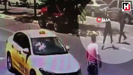 Taksiciyi demir sopayla dövdü
