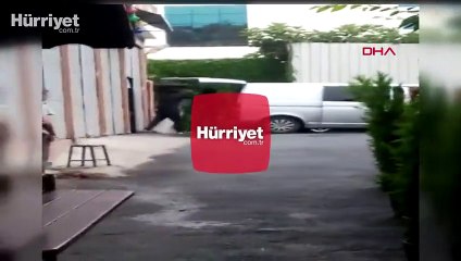 Son dakika haber... Beyoğlu'nda esnafın hırsızlara tabureli müdahale anı kamerada