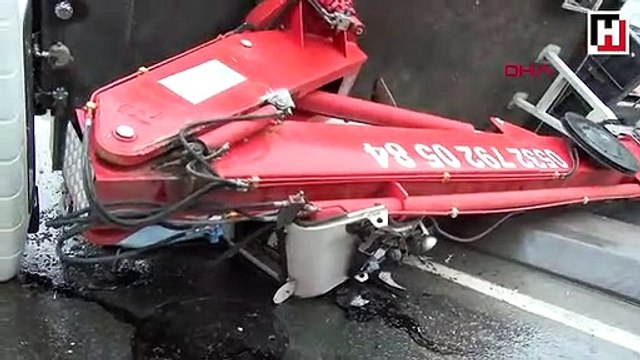 Beylikdüzü D-100 karayolu'nda vinç devrildi