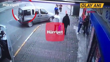 Kucağındaki çocuğuyla otomobilin altında kalmaktan son anda kurtuldu