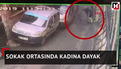 Sokak ortasında kadına dayak