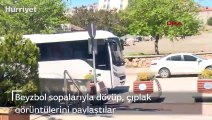 Beyzbol sopalarıyla dövüp, çıplak görüntülerini paylaştılar