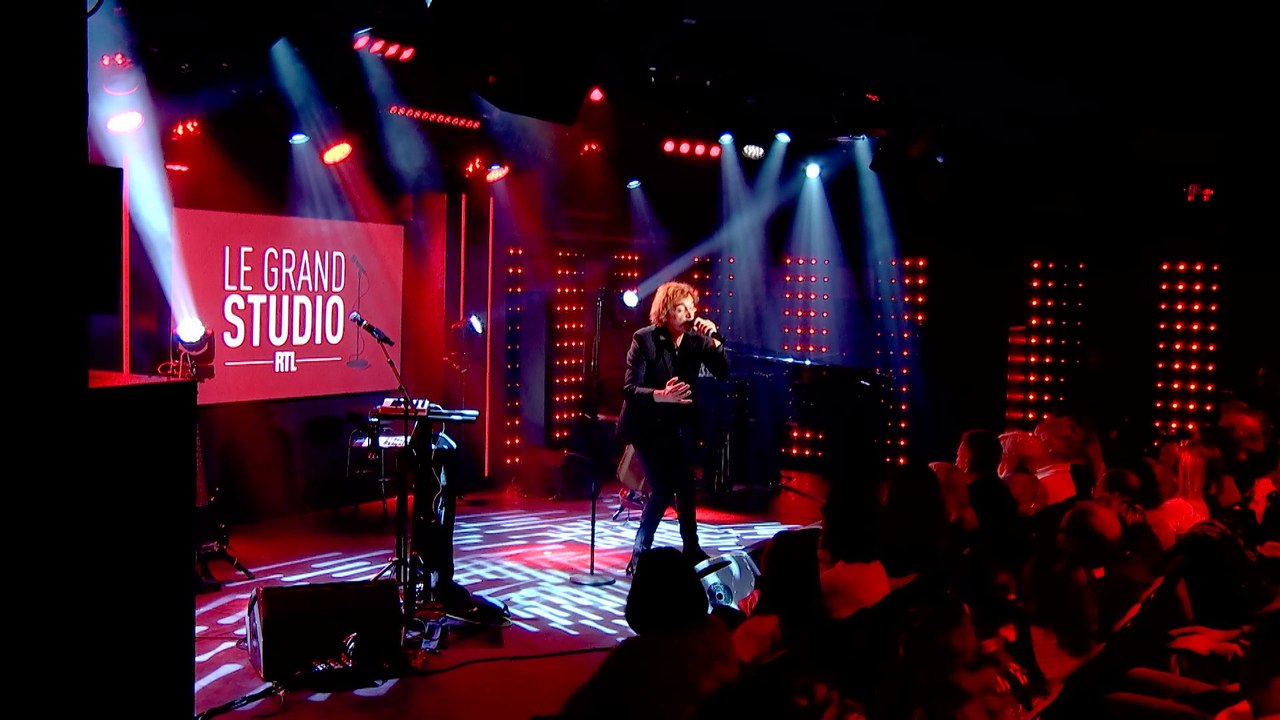 CALI interprète "Lâche pas" dans le Grand Studio RTL