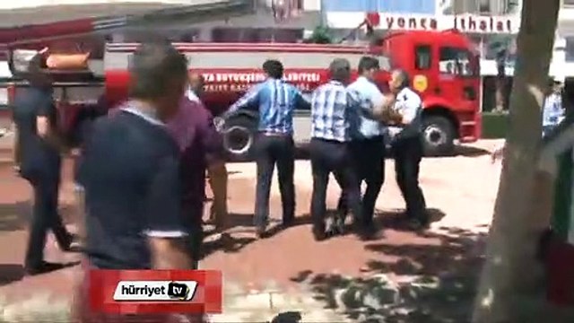 Biber gazı sıkan polise kafa attı
