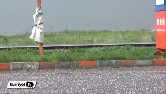 Kars’ta dolu yağışı etrafı beyaza bürüdü