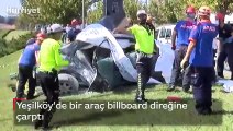 Yeşilköy’de bir araç billboard direğine çarptı