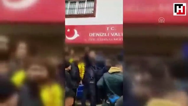 Bekleyenlere biber gazı sıkan polis görevden uzaklaştırıldı