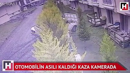 Otomobilin asılı kaldığı kaza kamerada