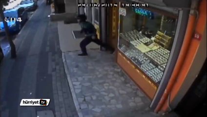 Bileziğini çaldığı kuyumcuya el salladı