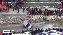 Çaya düşen kamyonet çıkartılırken yürekler ağza geldi