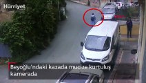 Beyoğlu'ndaki kazada mucize kurtuluş kamerada