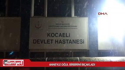 Anneyle oğul birbirini bıçakladı