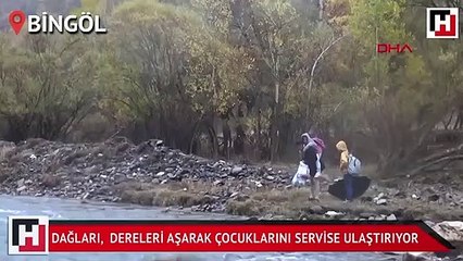 Dağları aşıp, sulardan geçerek çocuklarını servise ulaştırıyor