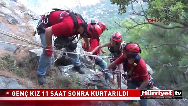 GENÇ KIZ ÜZERİNDE BİKİNİSİYLE DAĞDA KURTARILMAYI BEKLEDİ