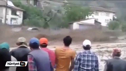 Sel önüne ne kattıysa aldı götürdü