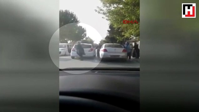 Trafikte akılalmaz kavga! Kadın sürücü plakayla, erkek sürücü biber gazıyla...
