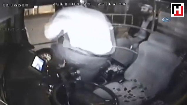 Otobüs şoförünün boğazına bıçak dayayan yolcu kamerada