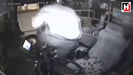 Otobüs şoförünün boğazına bıçak dayayan yolcu kamerada
