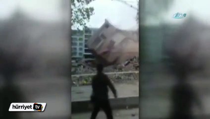 Çin'de bina iş makinesinin üstüne çöktü