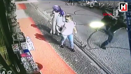 Genç kızın herkesin gözü önünde bıçaklandı o an kamerada