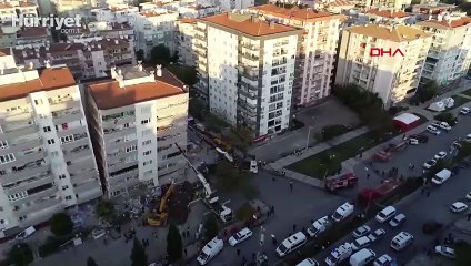 Yıkılmak üzere olan binayı iş makineleri ayakta tutuyor