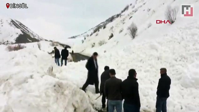 Karlıova'da karayoluna çığ düştü 30'a yakın araç mahsur kaldı