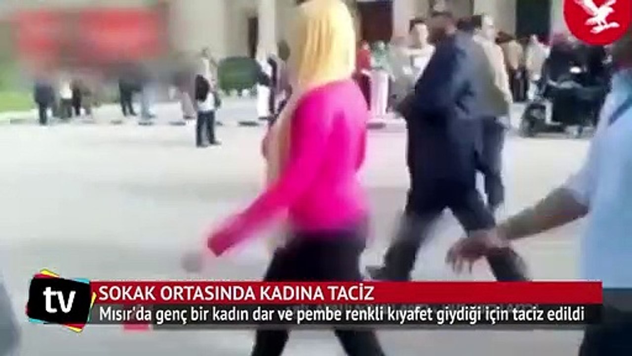 Mısır'da bir kadın pembe giydiği için taciz edildi