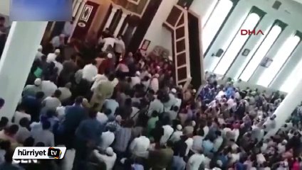 İmam eksik rekat kıldırınca yüzlerce kişi cami içinde birbirine girdi