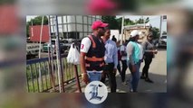 Haitianos se lavan las manos antes de entrar al mercado de Dajabón para evitar el cólera