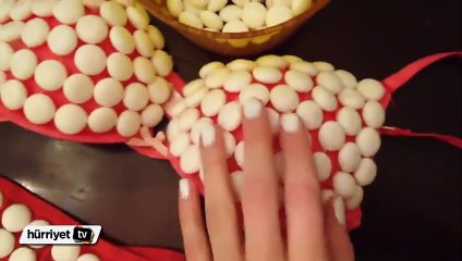 Genç kadın kola dolu küvete mentoslu bikinisiyle girince...