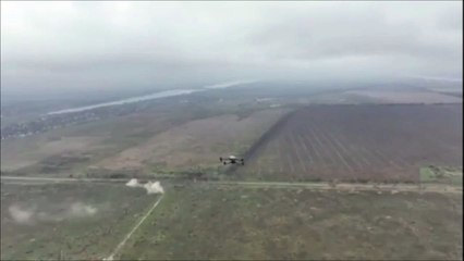 2 drones se retrouvent face à face dans les airs... et il n'en restera qu'un